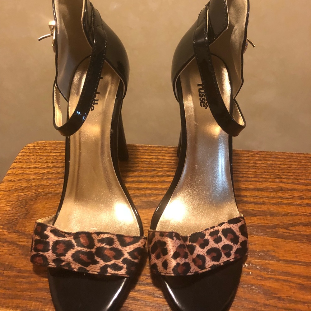 Black heels with leopard strap